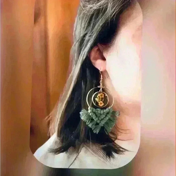 Green flower earrings - Picture 2 of 2